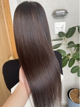 ムード(mood)の写真/髪へのダメージを最小限に抑えた縮毛矯正で、憧れのさらツヤストレートを◎朝のセットも楽に♪