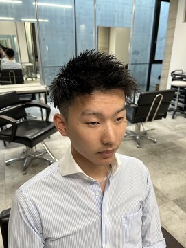 イーラ(era) スーツ短髪ツーブロック束感モテる黒髪シークレットパーマ流行