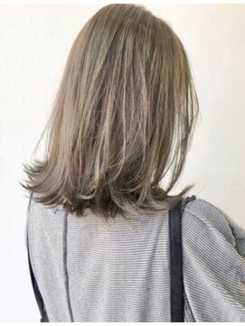 ロカビリー(Rockabilly) layed#豊川#諏訪町#ブリーチ#髪質改善#白髪ぼかし#ミディアム