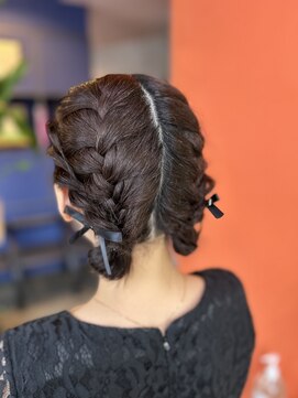トータルヘアサロンカマダ ツイン編み込みおだんご