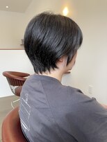 マド(mado) シルエットにこだわったすっきりショートヘア