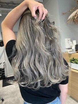 アヴァンス 京橋店(AVANCE) 毛先ホワイトグレーのバレイヤージュ