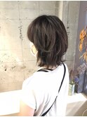 個性派ウルフ_耳かけウェーブパーマフォギーベージュ