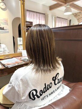 アドラーブル 女池店(adorable) 【レイヤーボブ】【外ハネ】【ハイライトカラー】