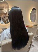 圧倒的なツヤ感で魅せる。王道ストレートロング