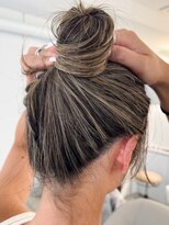 ノラ ウメダ(NORA UMEDA)&nbsp;ヘアアレンジしても可愛いハイライトカラーインナーハイライト