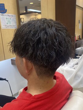 マキシム ナカイ(MAXIM NAKAI) 縦落ちツイストパーマ刈り上げパートスタイル