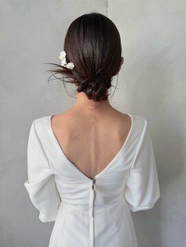 ナチュラルな抜け感が魅力のまとめ髪