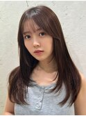 レイヤーカットで動きのあるヘアスタイルに グレージュカラー