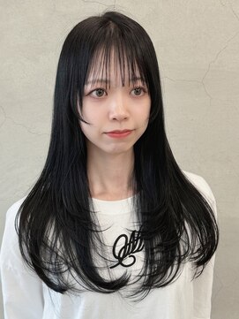 レヴィア(REVIA) レディース艶髪ミディアムレイヤースタイル