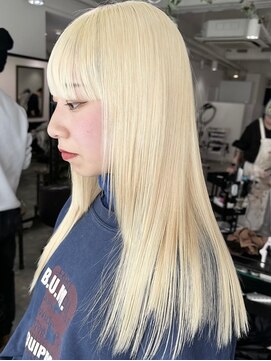 イリ 梅田(ili) ハイライトカラーミルクティーベージュレイヤーカット