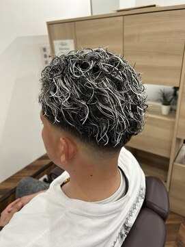 ヒカリ バイ イサミ 西川口(Hikari by ISAMI) 極道パーマ金メッシュフェードホワイトメッシュ〈理容室〉西川口
