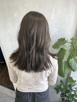 ティティ(TiTi)&nbsp;くすみカラーがかわいいグレージュカラー[TiTi_栗林れい]