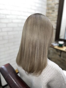 ハサミバイアトリエナガノ 千葉(8sami by atelier nagano) ショートボブ/センターパート/ツヤ髪/グラデーション/イヤリング