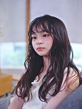 ウイ(ui) 華やかさをプラスゆるウェーブロングスタイル