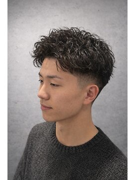 ワンワンオー バーバーショップ 長浜店(@110 BARBER SHOP) ピンパーマ×フェードで創る、計算された「抜け感」ショート