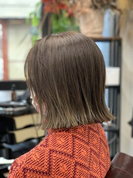 メル(Mel) ☆Mel発☆カーキ☆センターパート☆ニュアンスくびれ☆