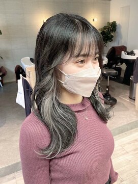 コワファーストナガサキシャンプーボーイ(COIFF1RST NAGASAKI SHAMPOO BOY) インナーカラー シルバーカラー