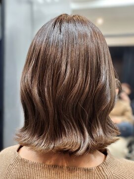 ヘアースタジオ ジェイワン(hair studio J ONE) 20代30代40代50代グレージュ　ミディアムゆるウェーブ外はねボブ
