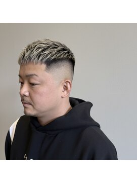 ウィスカーズ(Whiskers) ハイトーン×クロップスタイル