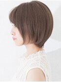 トップも後ろもふんわりボリューム感ミセス前下がりショートボブ