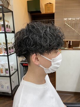 オンフリーク(ON FLEEK) 波巻きスパイラルパーマ刈り上げマッシュセンターパー 卜