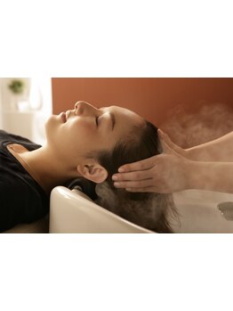 凝り固まった頭皮をほぐして血行促進!当店のヘッドスパ施術で根元から髪本来の美しさを手に入れましょう♪