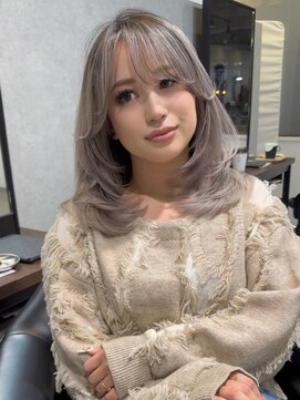 メリー オオサカ(Merly Osaka) 前髪ありのハイトーンレイヤースタイル