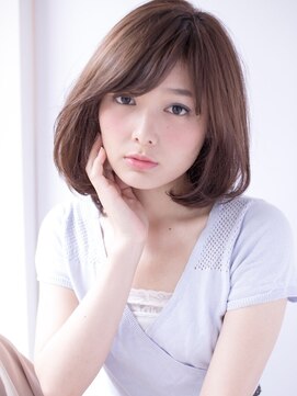 エイチバイシオミエイチ 神戸三宮(H by shiomi H) 手櫛でまとまる斜めバング/ふんわりボブ