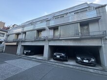 【外観】建物向かって右手に入り口がございます。