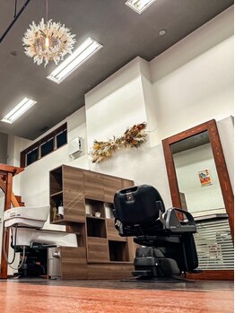 アモウ美容室の写真/雰囲気が落ち着いた店内の完全予約制サロン◎髪のお悩みやご要望お気軽にご相談ください。