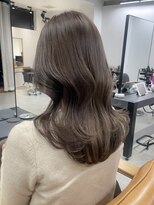 ソピ バイ インビテーション(sopi by invitation)&nbsp;くすみベージュ　ミディアムレイヤー　顔まわりカット☆