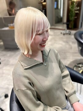 トイロ 新宿(Toiro) ホワイト系カラー