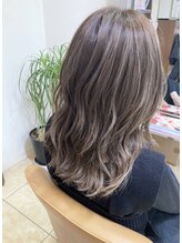 エスバイグランド ヘアメイクノア 白髪ぼかしハイライト