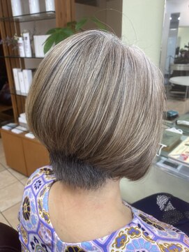 あさひ 白髪を活かしたカラーで作る大人前下がりショートボブ