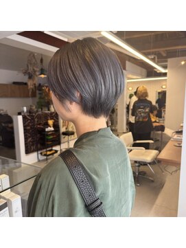 ニュード(niud) 灰色ショート