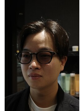 ヨシザワインク プレミアム 横浜 桜木町店(YOSHIZAWA Inc. PREMIUM) 黒髪韓国風ニュアンスセンターパート毛流れメンズショート