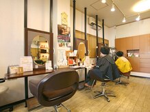 美容室リーフ 中央店の雰囲気（ブラウンで統一された落ち着いた店内）