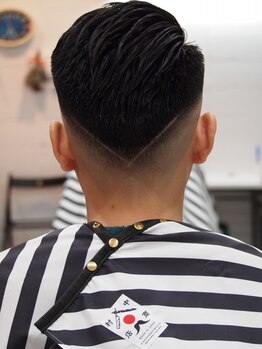 フェードスタイルは［Paradise BARBER］。シチサンやクロップでBARBER STYLEに。