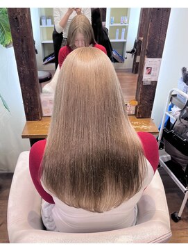 アン(Hair make un) 〈角田満帆 ミルクティーベージュ〉
