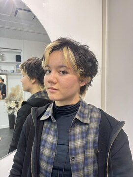 アオ(AO。) インナーカラー/抜きっぱなしカラー/マッシュショート/横浜