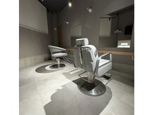 ヘアー フォー ナイン(Hair for nine)の雰囲気（グレーベースと黒白モノトーン、木調でまとめた店内♪）