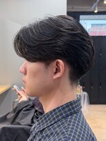 トゥイン 八王子(TWIN)&nbsp;メンズ刈り上げセンターパートフェザーパーマブルーブラック