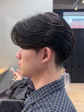 トゥイン 八王子(TWIN) メンズ刈り上げセンターパートフェザーパーマブルーブラック