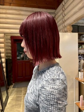 艶髪バーガンディ切りっぱなし外ハネ小顔ボブレイヤーカット