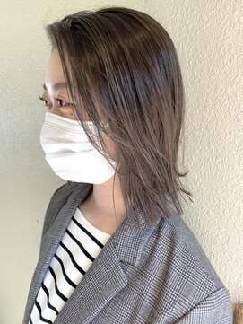 シロ(siro) 切りっぱなしbob × ベージュ