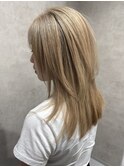ハイトーンダブルカラーホワイトブロンド×くびれヘアセミロング