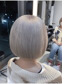 ミルクティーブロンドダークブルーワンホンレイヤーワンレンボブ