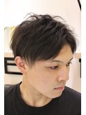 大人カジュアルセンターパートツーブロック耳かかる男性ショート