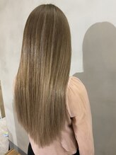 デザインカラーもお任せください♪《ケアブリーチ》でハイトーンでも艶々でサラサラを再現！